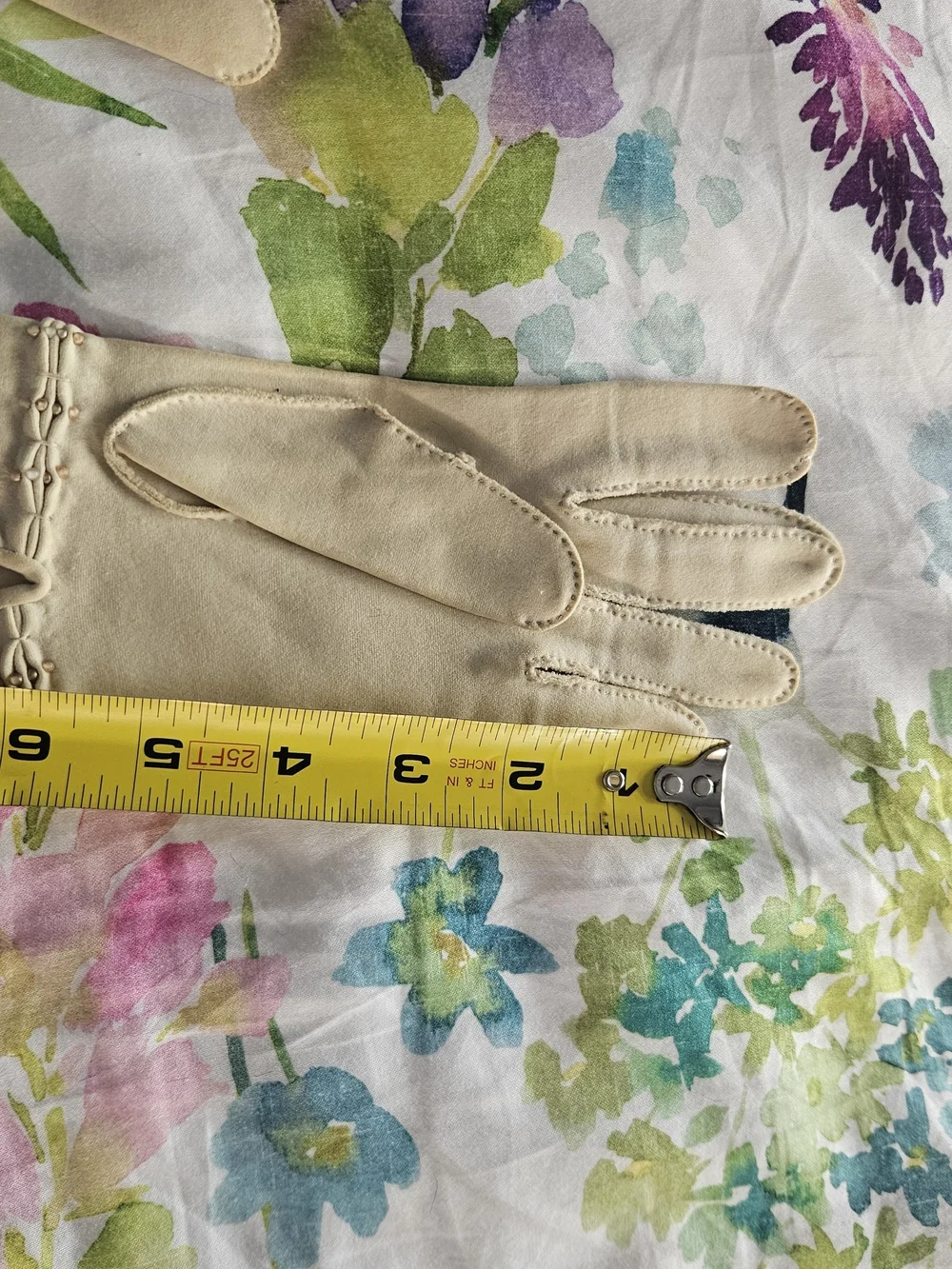 Cream Women's Gloves with Detailed Stitching